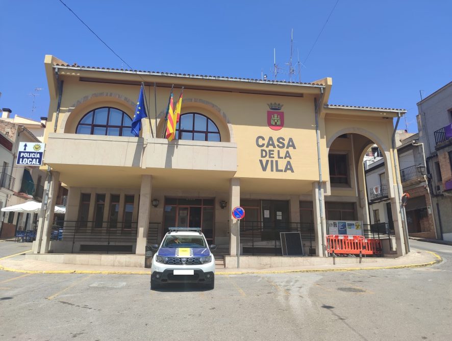 ESCUDO DE LA VILA DE BORRIOL EN LA FACHADA DEL AYUNTAMIENTO